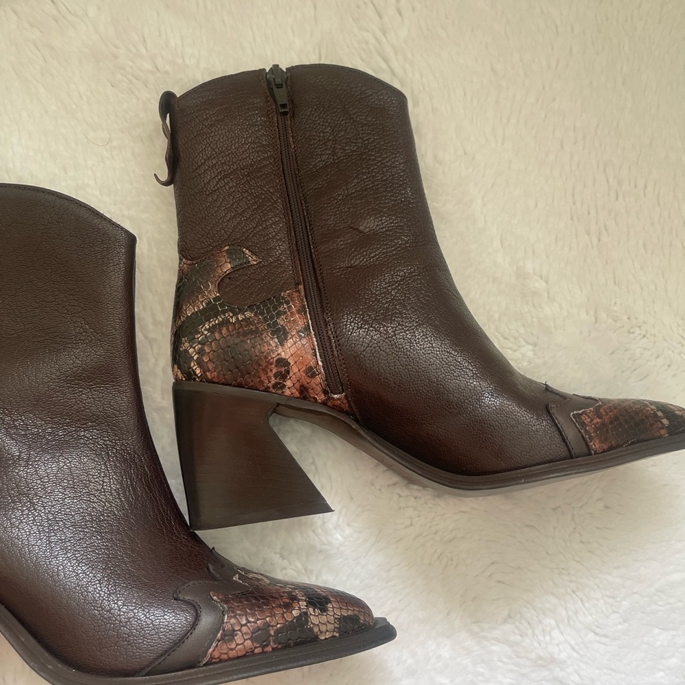 Brown Heeled Boots with Chunky Heel and Decorative Side
